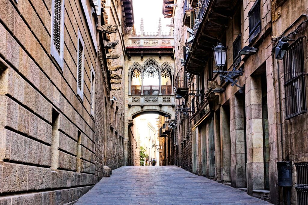 Carrer del Bisbe y Puente del Obispo,  +una de las calles más reconocibles y transitadas del barrio Gótico de Barcelona