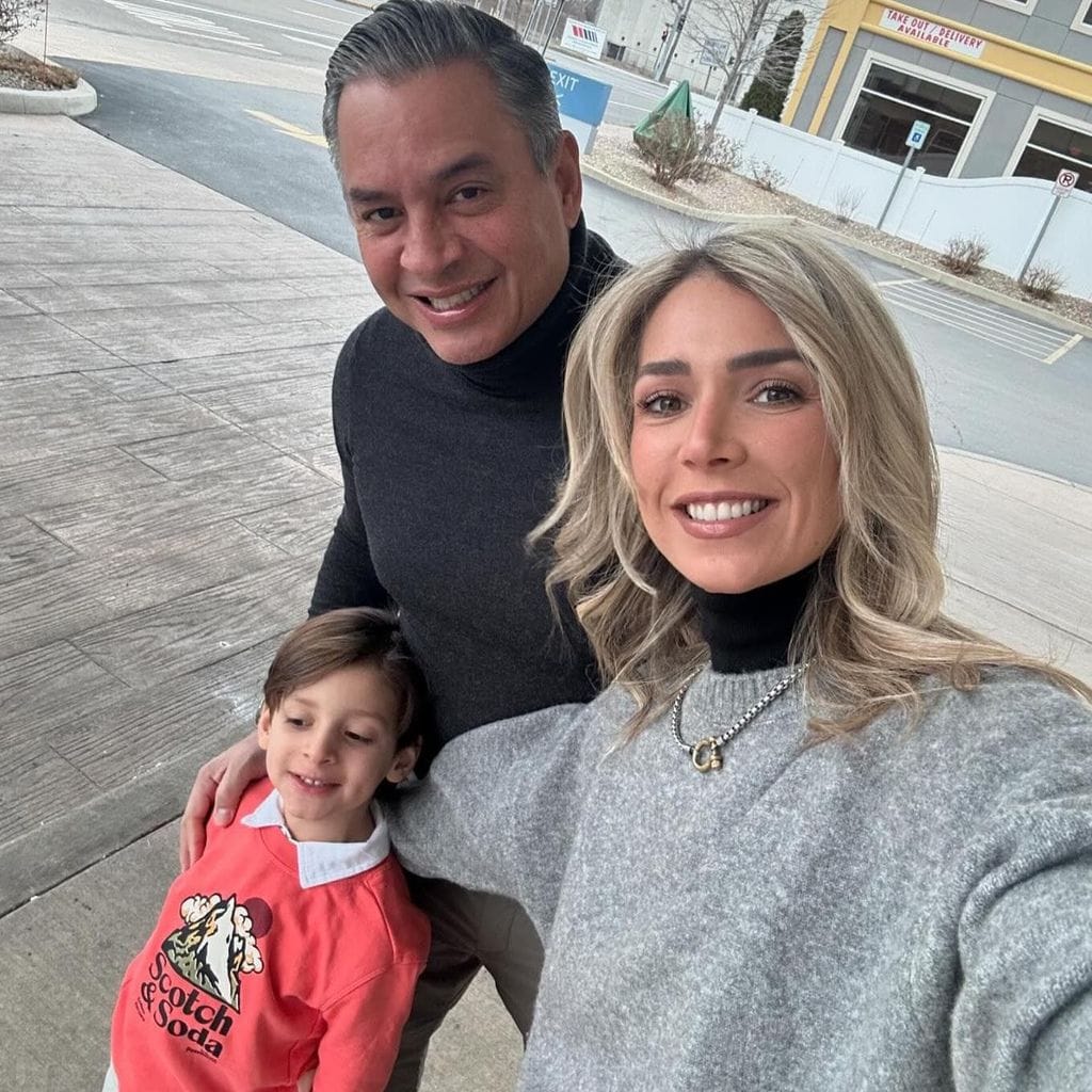 Daniel Sarcos y Alessandra Villegas con su hijo
