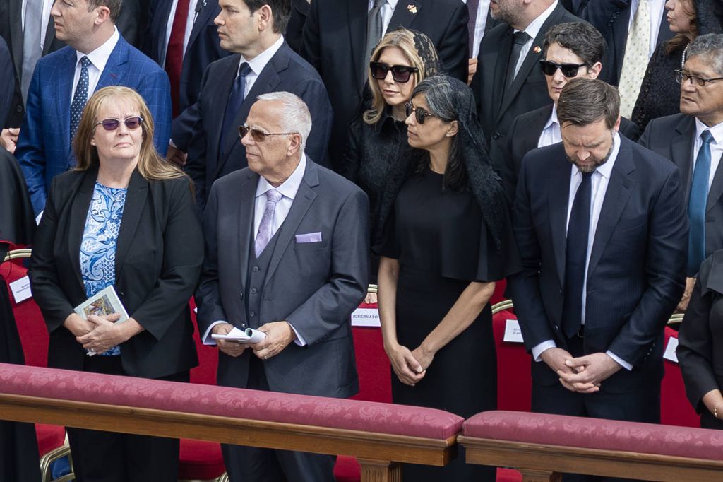 Deborah y Louis Prevost, hermano y cuñada del Papa León XIV, junto a Usha Vance y el vicepresidente, JD Vance 
