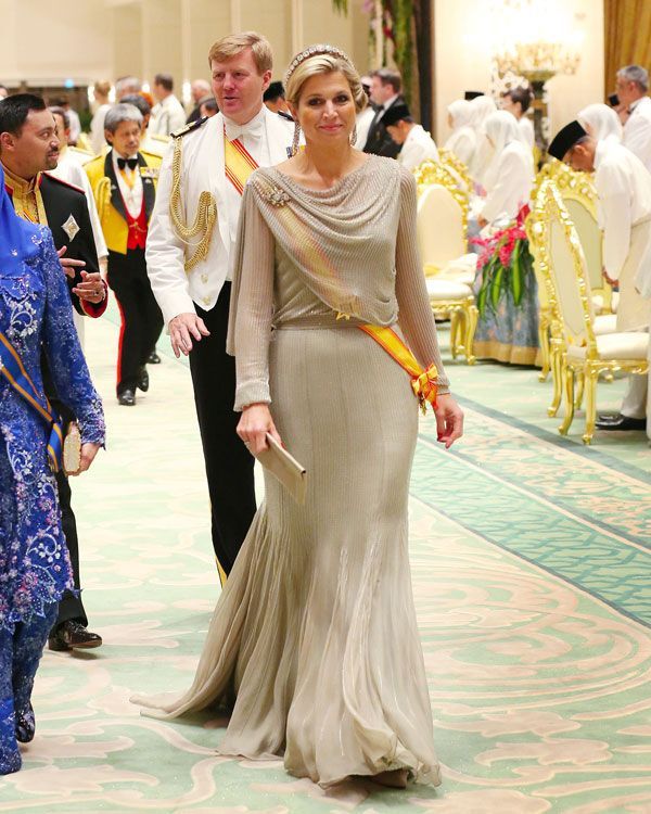 La reina Máxima fascina en el Día del Príncipe con su vestido de cuentas de vidrio y tocado de plumas