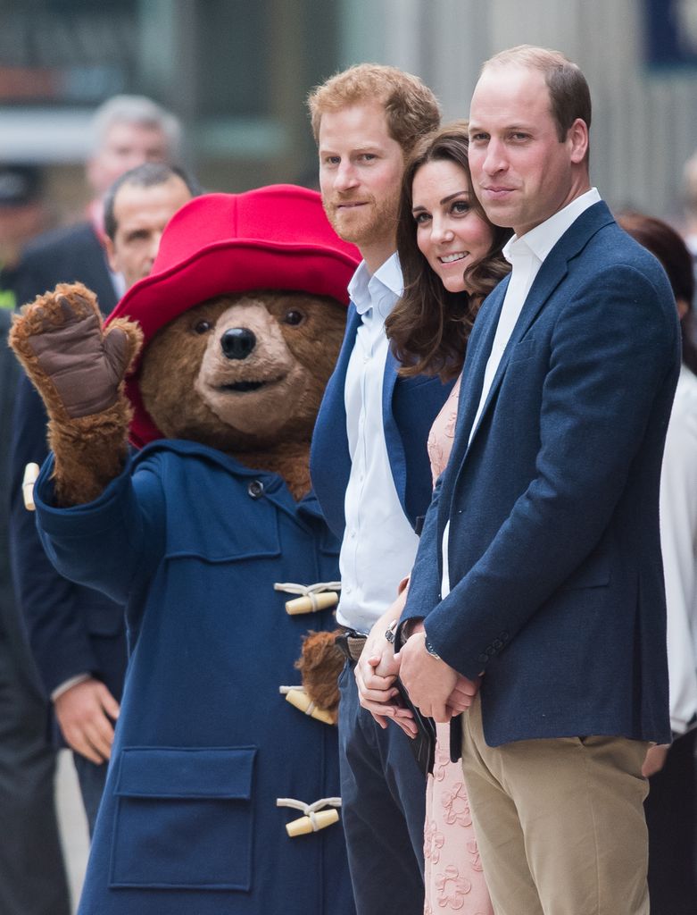 "LONDRES, INGLATERRA - 16 DE OCTUBRE: El oso Paddington, el príncipe Harry, Catalina, duquesa de Cambridge y el príncipe William, duque de Cambridge, asisten al evento del Foro de Caridades a bordo del tren Belmond British Pullman en la estación de Paddington el 16 de octubre de 2017 en Londres, Inglaterra. (Foto de Samir Hussein/WireImage)"