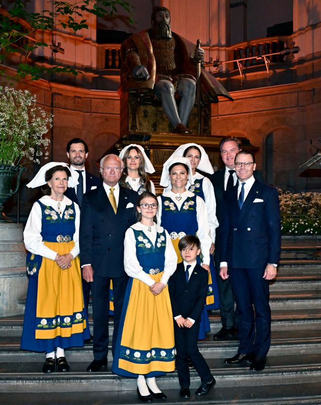 Los reyes de Suecia con sus hijos y sus parejas