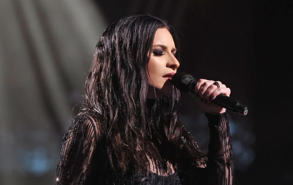 Laura Pausini, encargada de abrir la gala, no quiso perder detalle de la evolución de los finalistas