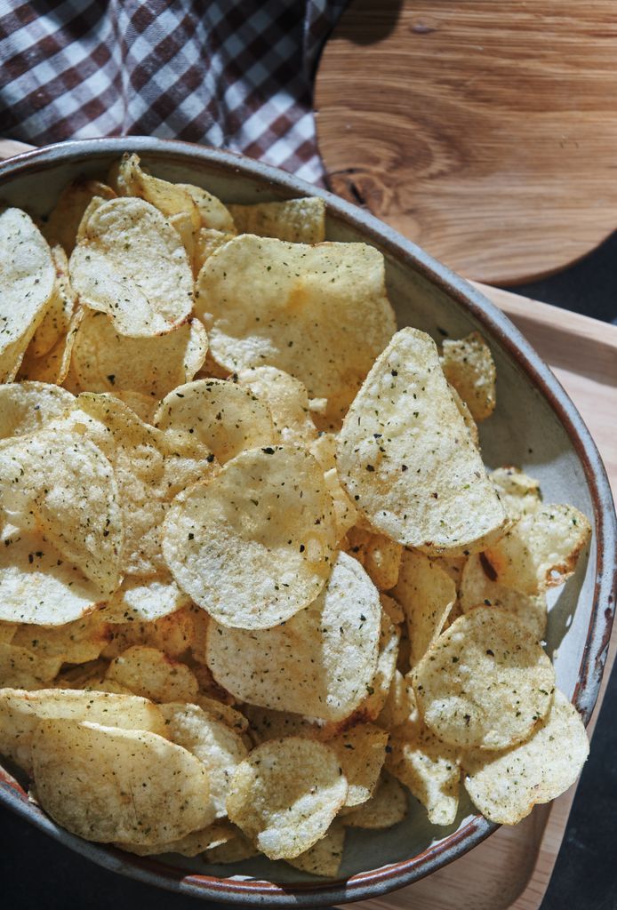 La botana favorita de Rosalía inicia con una base de papas fritas.
