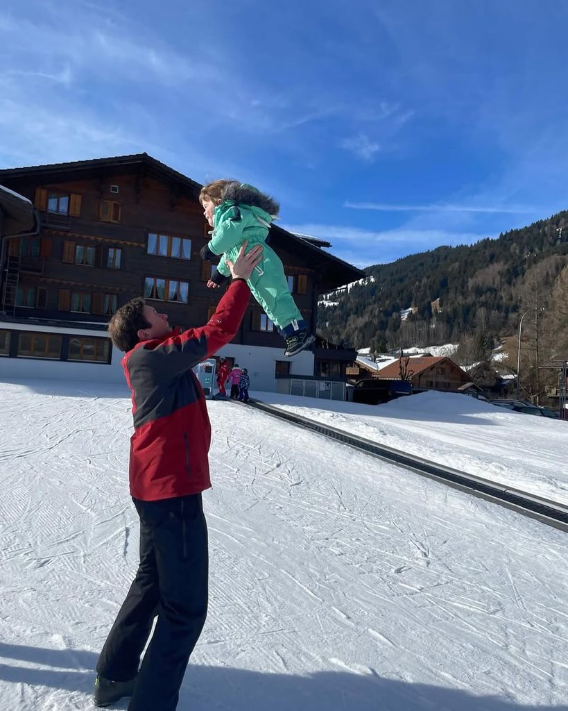 El marido de la princesa, Jack Brooksbank con uno de los hijos de la pareja en unas vacaciones invernales