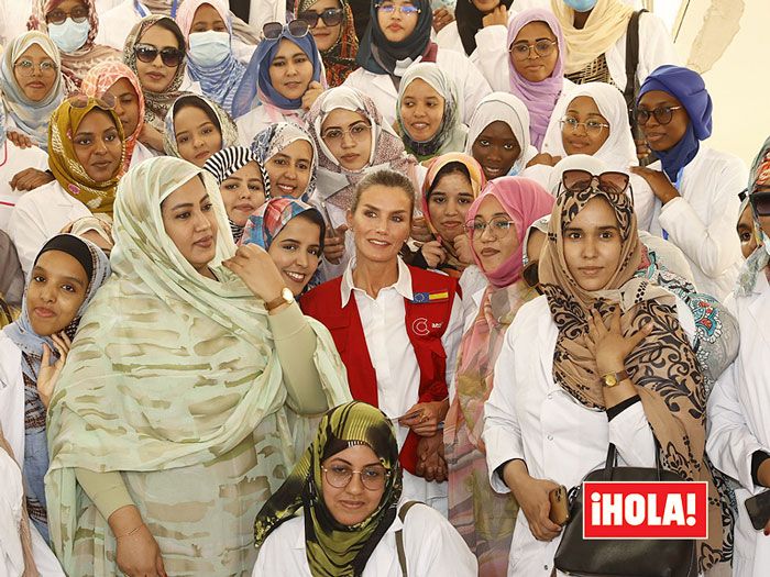 Imagen de la reina Letizia junto a un grupo de estudiantes mauritanas