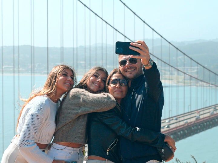 Susana Saborido y Joaquín Sánchez con sus hijas Daniela y Salma