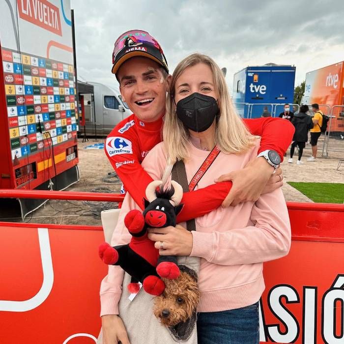 El ciclista Sepp Kuss junto a su mujer, Noemí Ferré