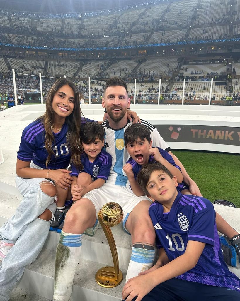 Lionel Messi junto a su esposa Antonela Roccuzzo y sus tres hijos: Thiago, Mateo y Ciro