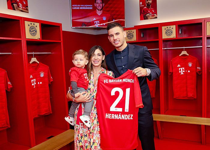 Lucas Hernández y Amelia Lorente con su hijo 
