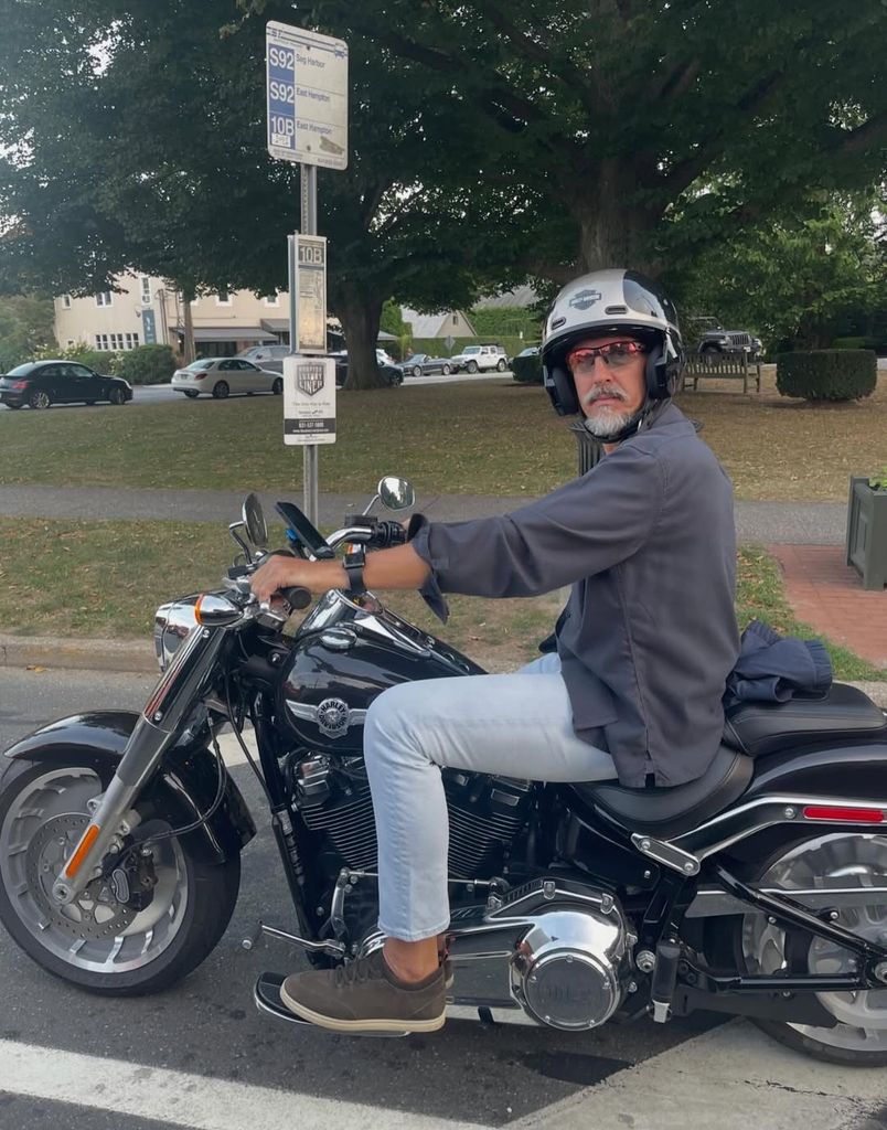 Pablo de Grecia listo para pasear en moto