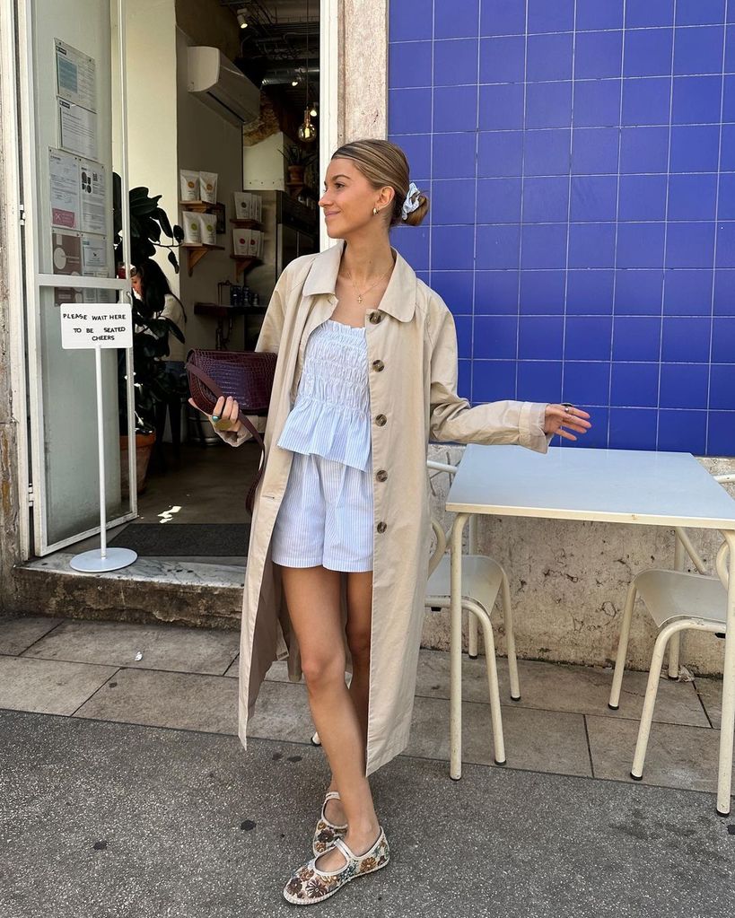 Look con gabardina y conjunto pijamero