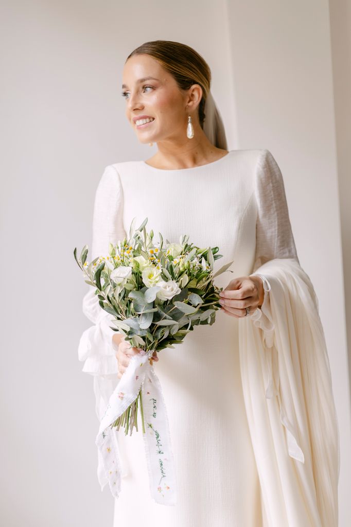 Ramo de novia con lisianthus y olivo