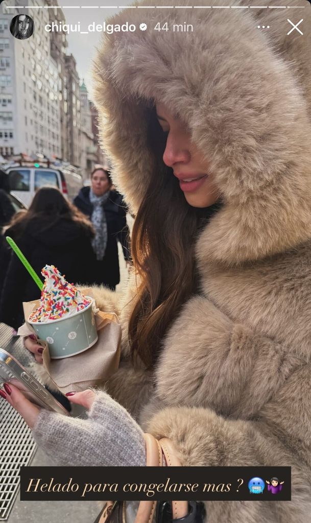 Carlota Valentina disfrutaba de un helado ante la incredulidad de su mamá, pues en NY las temperaturas son bajísimas en invierno. 