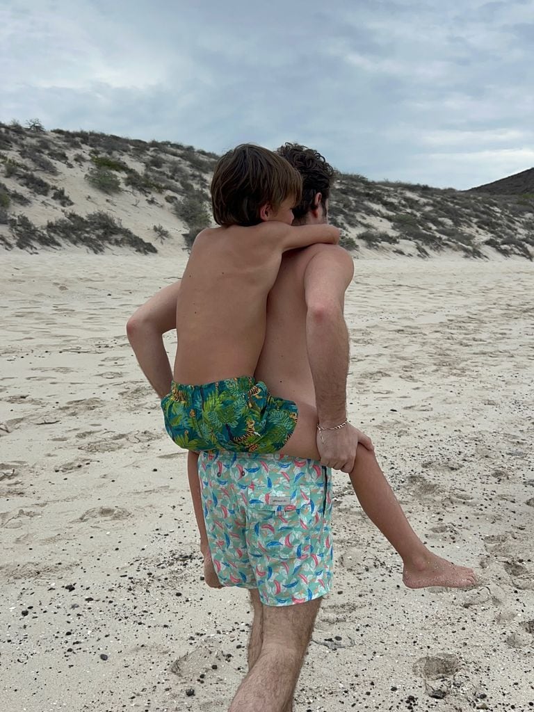 Nicolás con su hermano Sebastián