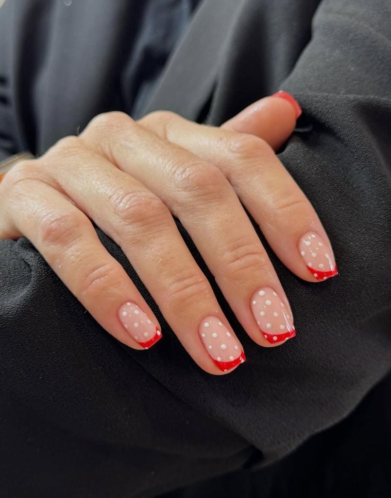 Puedes apostar por agregar puntos sobre una base nude o incluso un estilo francés.