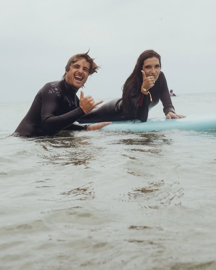 Sara Carbonero surfeando