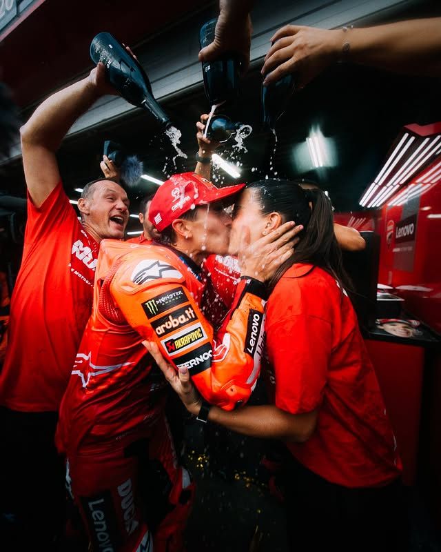 Marc y Gemma besándose