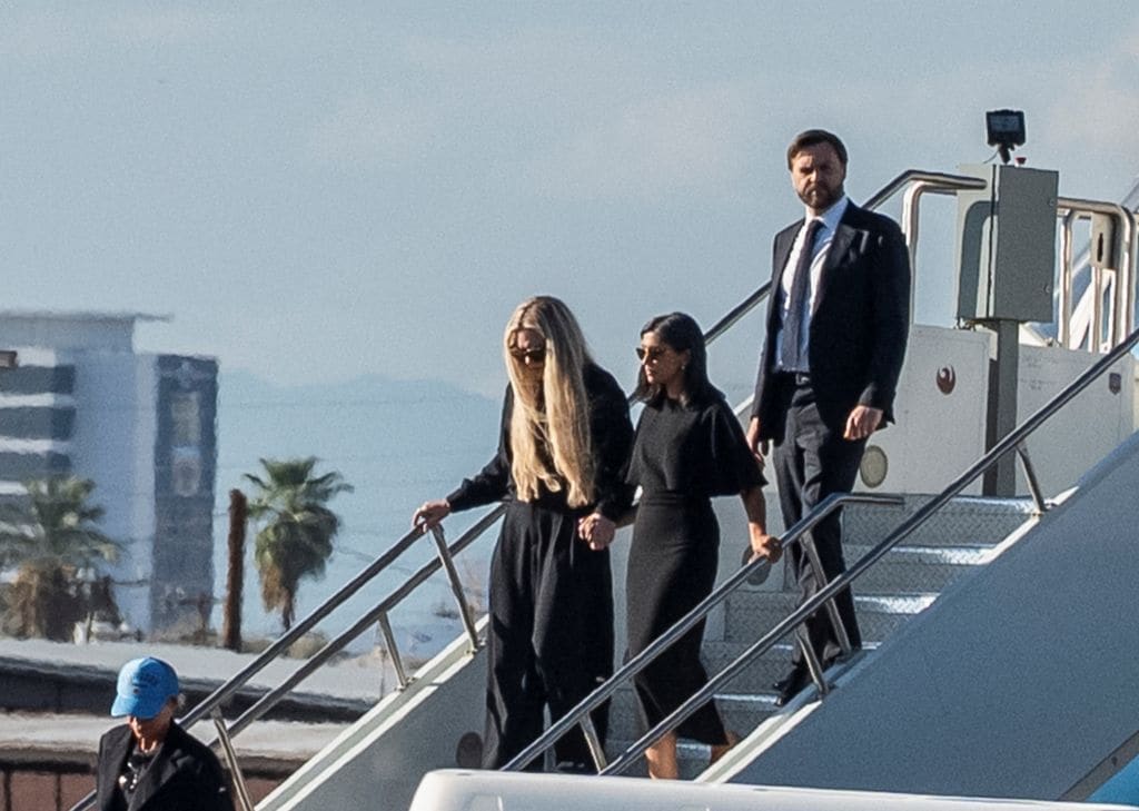 El vicepresidente estadounidense J. D. Vance, su esposa Usha Vance y la esposa del activista conservador asesinado Charlie Kirk, Erika Frantzve, salen del Air Force Two, que transportaba el cuerpo de Kirk