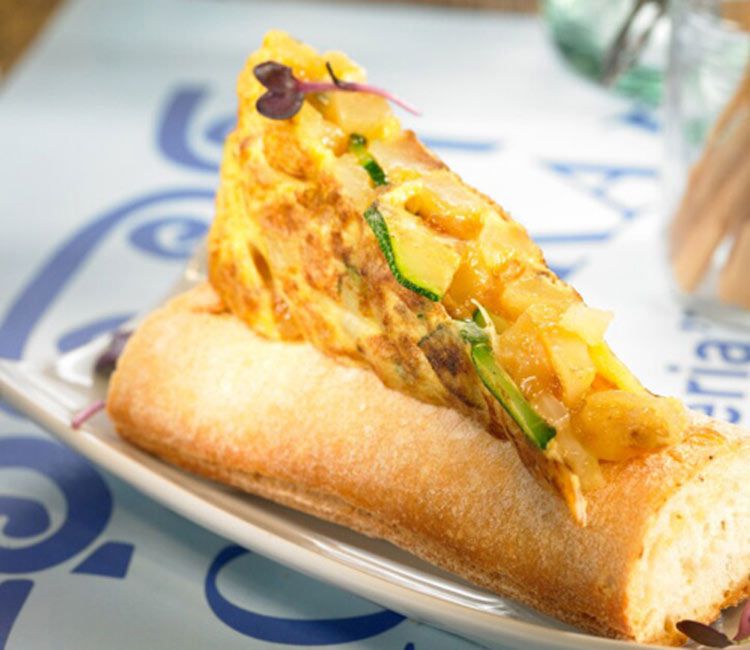 Bocadillo de tortilla de patatas y calabacín