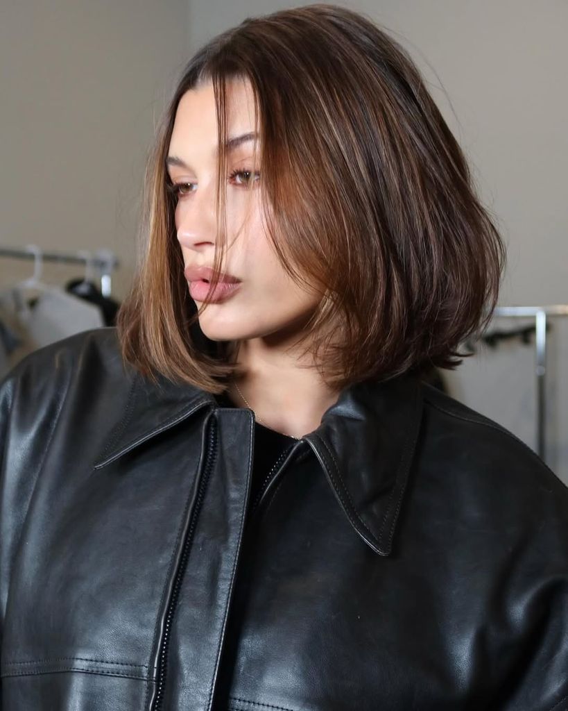 Hailey Bieber con un corte bob medi-largo