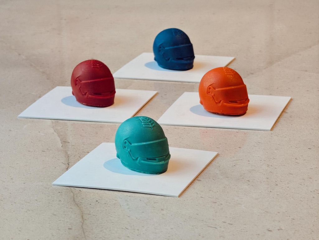 Cascos de automovilistas hechos con cacao de colores