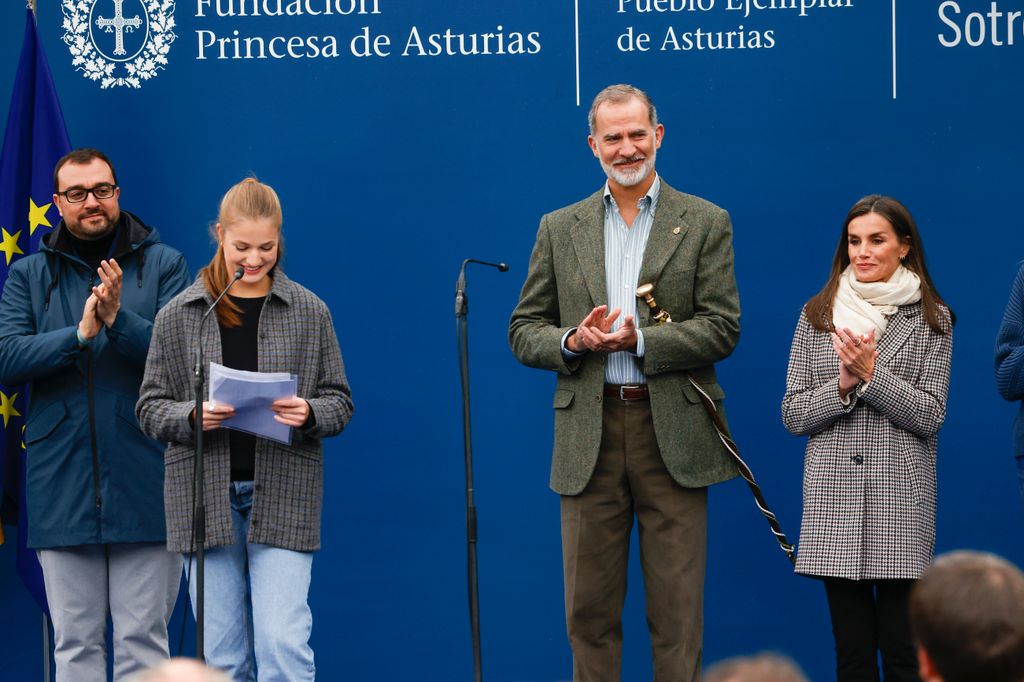 Plano general de los reyes aplaudiendo mientras Leonor da su discurso en la entrega del Premio Pueblo Ejemplar 2024
