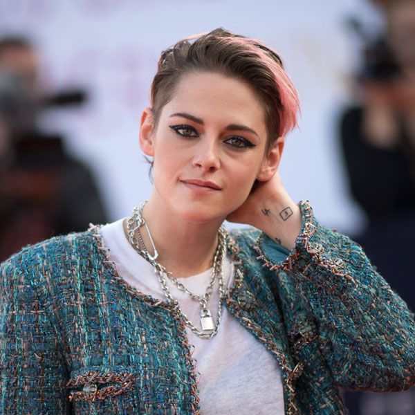 Kristen Stewart con pelo corto y mechas rosas