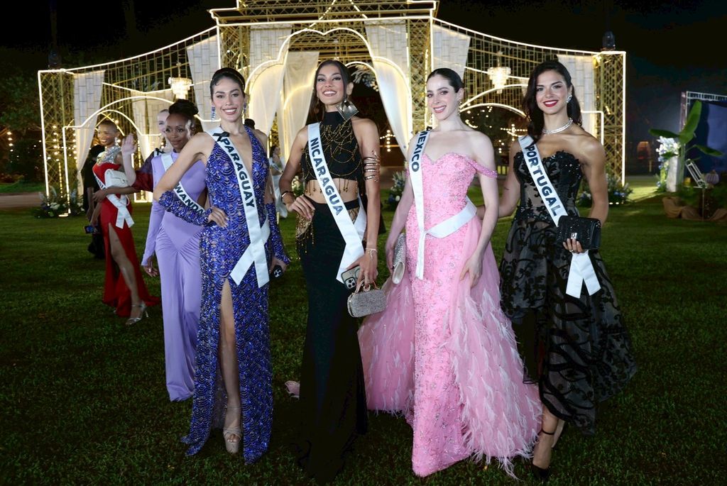 Miss Universe México con las representantes de Paraguay, Nicaragua y Portugal.