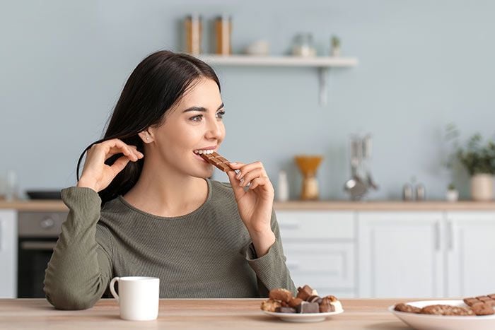 mujer comiendo chocolate