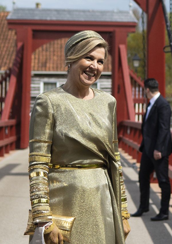 Máxima de Holanda recupera el vestido con brazaletes dorados que estrenó hace dos años