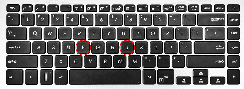 Las pequeñas marcas en relieve de las teclas F y J sirven como guía táctil para colocar los dedos índices y escribir sin mirar el teclado.