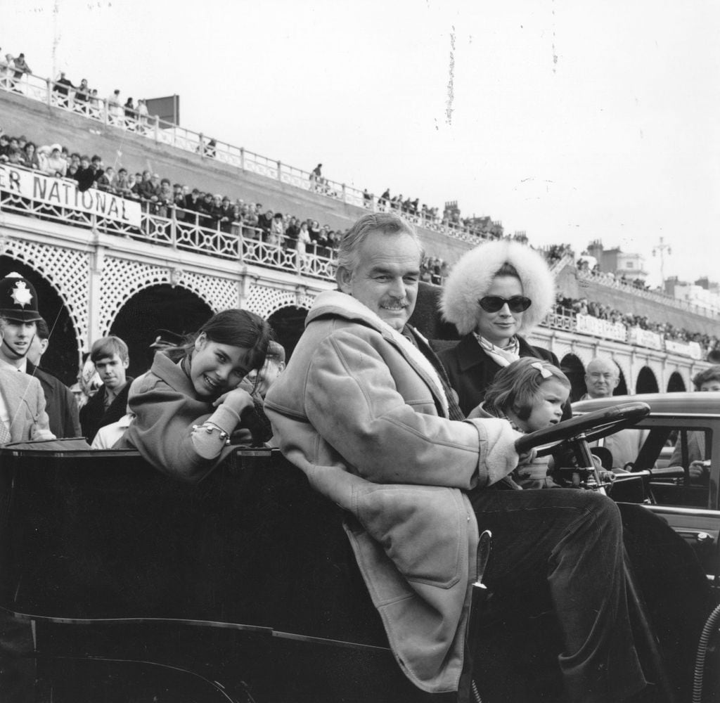 Raniero y Grace de Mónaco con sus hijas Carolina y Estefanía de Mónaco, en noviembre de 1968