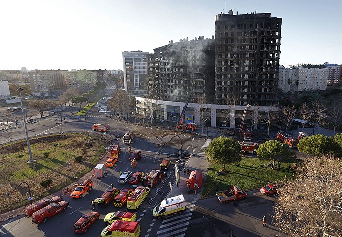 Terrible incendio en un edificio de viviendas en Valencia