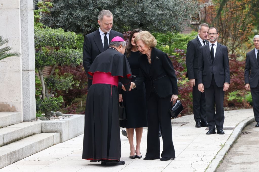 LOS REYES Y DOÑA SOFÍA ACUDEN A FIRMAR EN EL LIBRO DE CONDOLENCIAS TRAS EL FALLECIMIENTO EL PAPA FRANCISCO