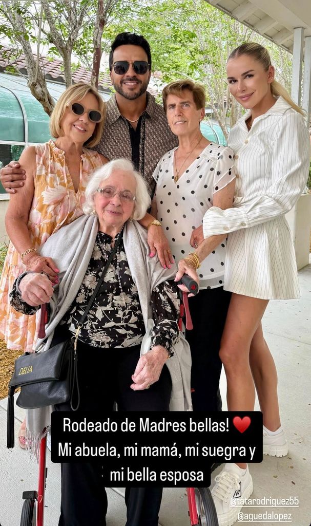 Luis Fonsi junto a las mujeres más importantes de su vida, incluida su abuela Delia.