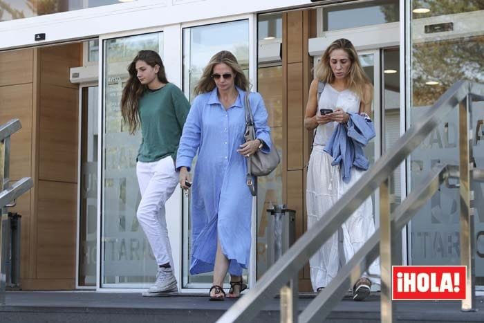 Genoveva Casanova y su hija Amina, en el hospital horas antes de su puesta de largo