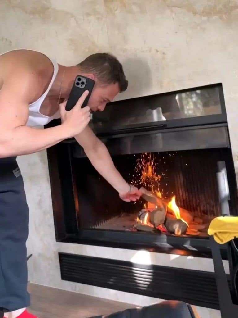 Selin mostraba a Kerem en momentos cotidianos como enciendiendo la chimenea