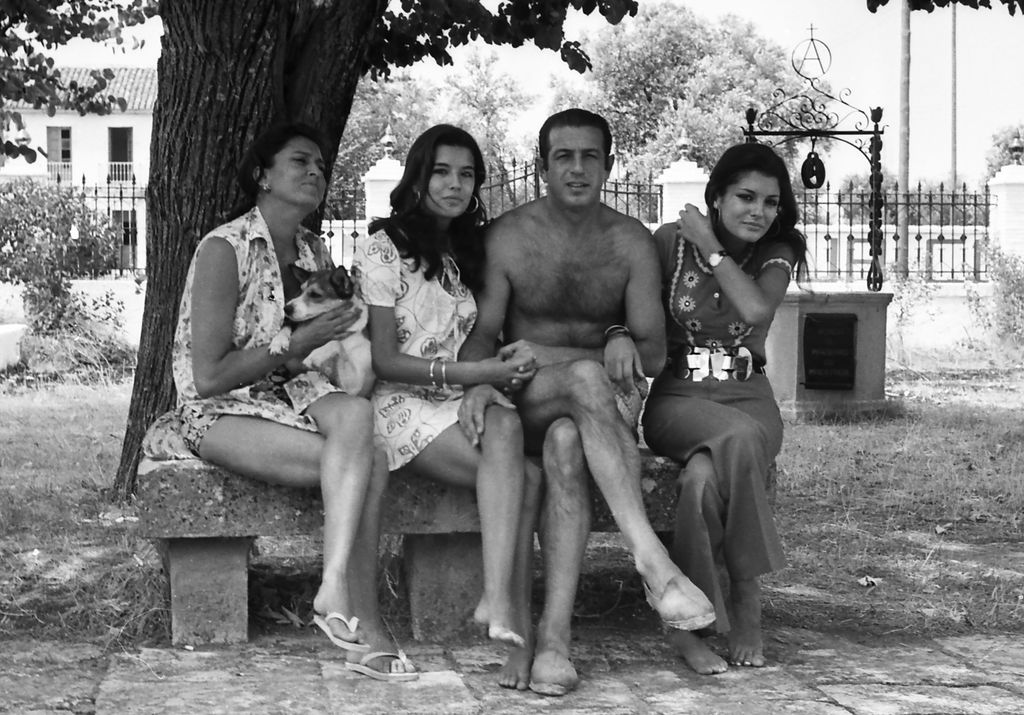 Antonio Ordoñez con su mujer y sus dos hijas en Ronda en el verano de 1976