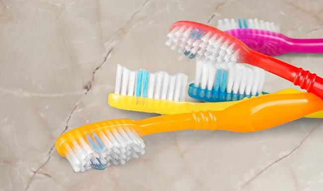 Cepillos de dientes convertidos en suelos