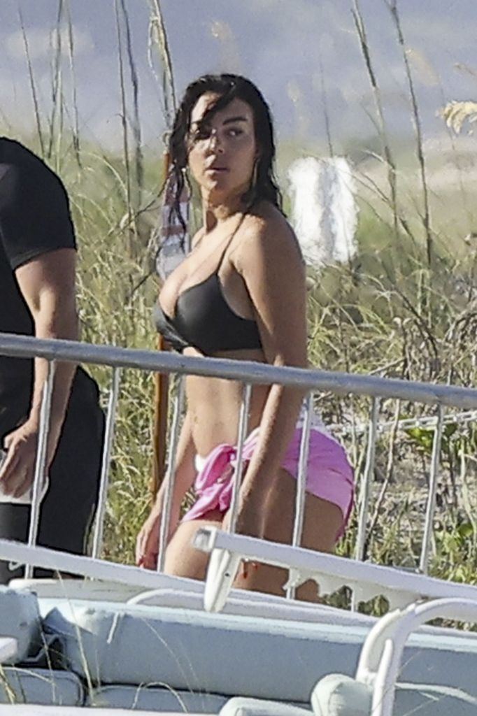 Georgina Rodríguez fue fotografiada por los paparazzi durante su salida a la playa.