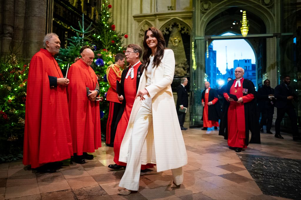 Plano entero de Kate Middleton llegando al concierto de navidad