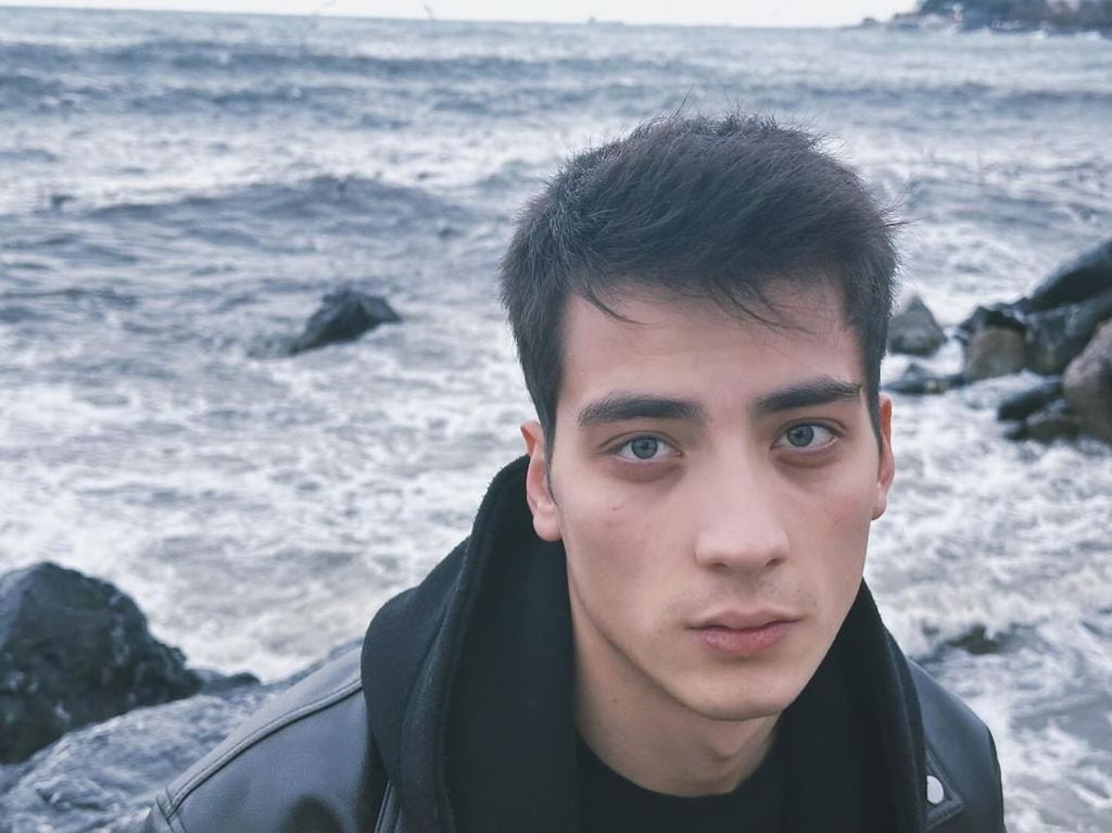 A sus 26 años, Atakan Özkaya se ha convertido en una estrella internacional gracias a su paso por 'Hermanos'