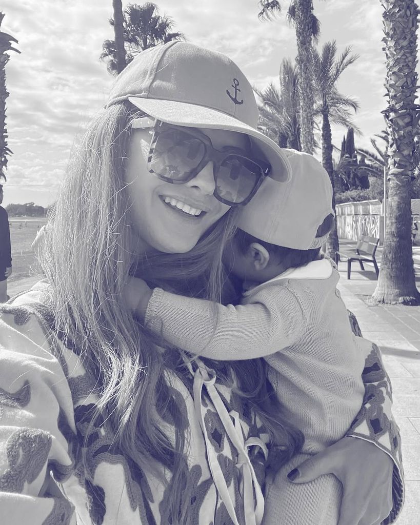 Rebeca Labara con su hijo de 8 meses tras el accidente en el que perdió la vida su marido