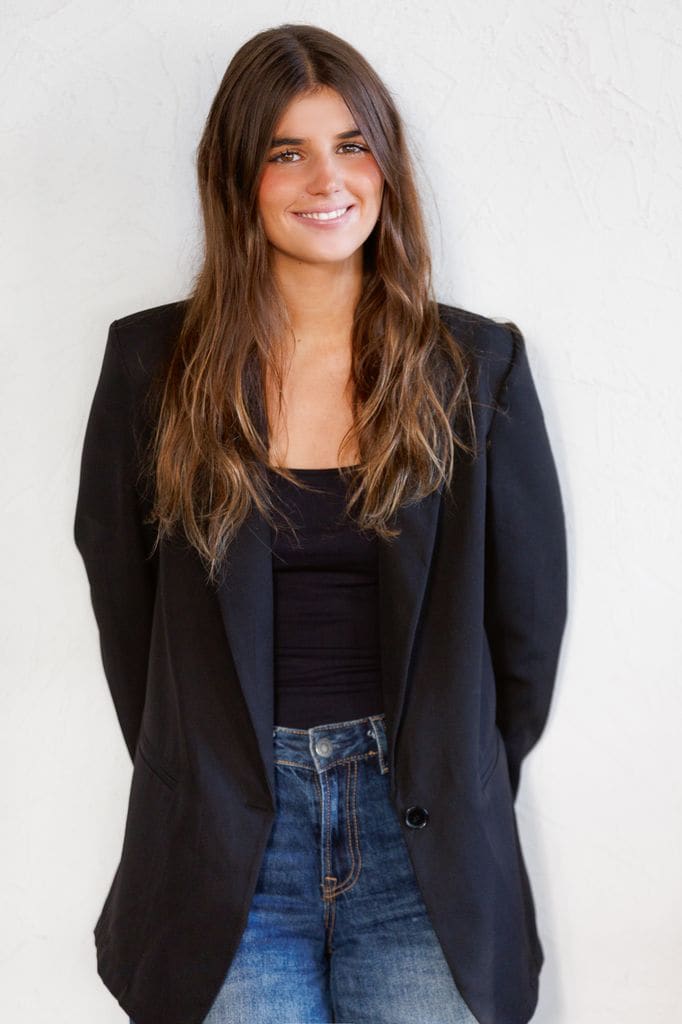 Lola Tuduri posando sobre una pared blanca