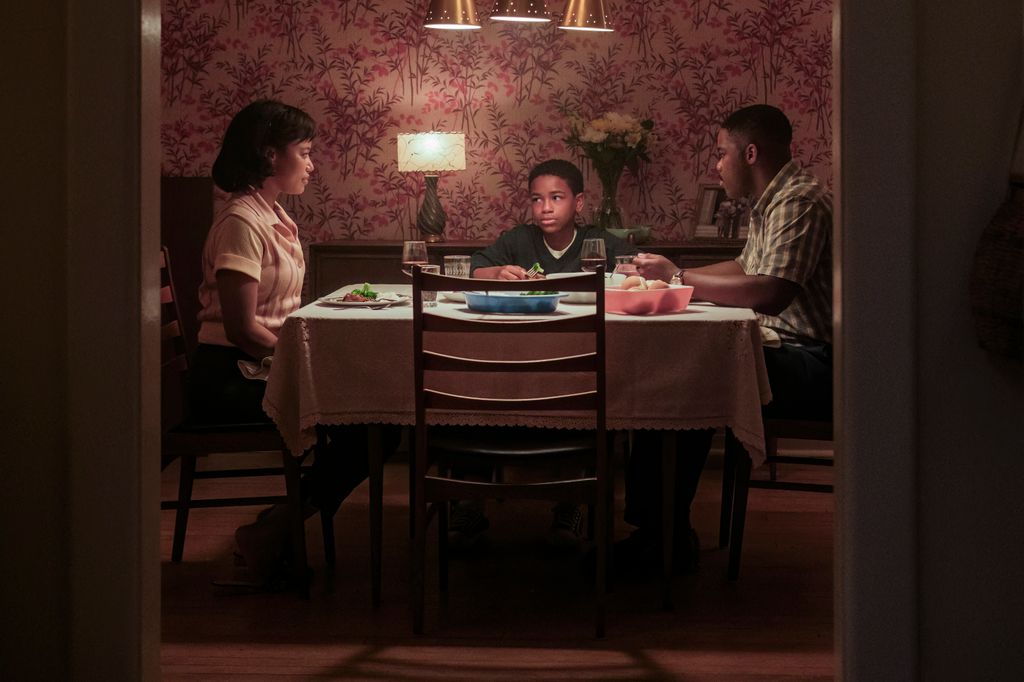 Jovan Adepo y Taylour Paige interpretan a Leroy y Charlotte Hanlon, una pareja que se muda a Derry junto a su hijo