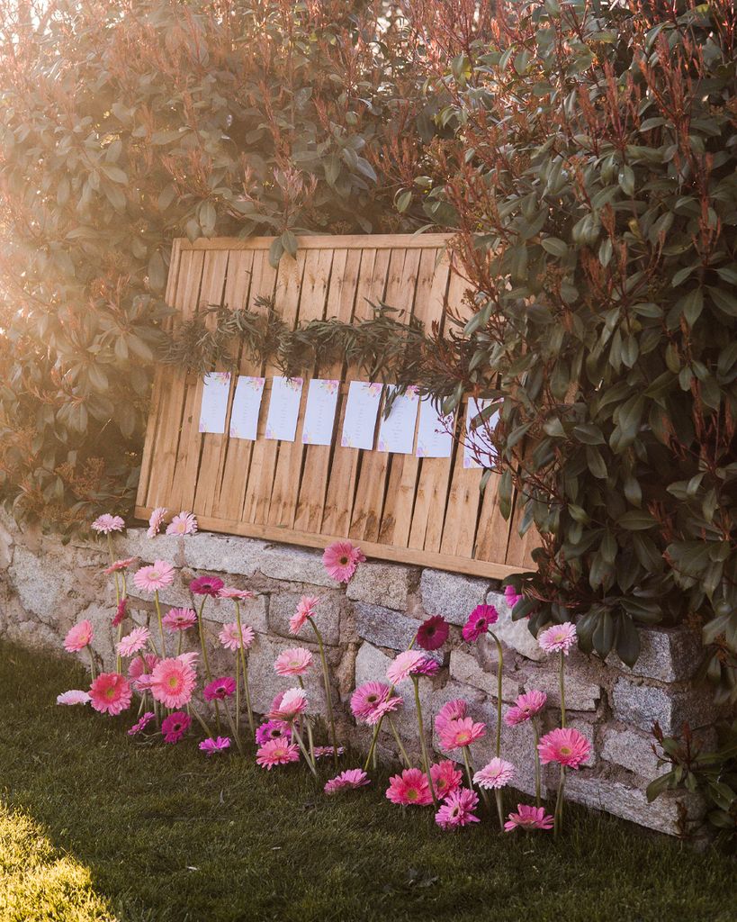 Decoración de boda con gerberas rosa