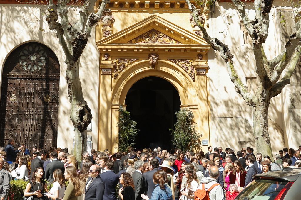 Los alrededores de la Real Iglesia de Santa María Magdalena de Sevilla estaba abarrotada de gente