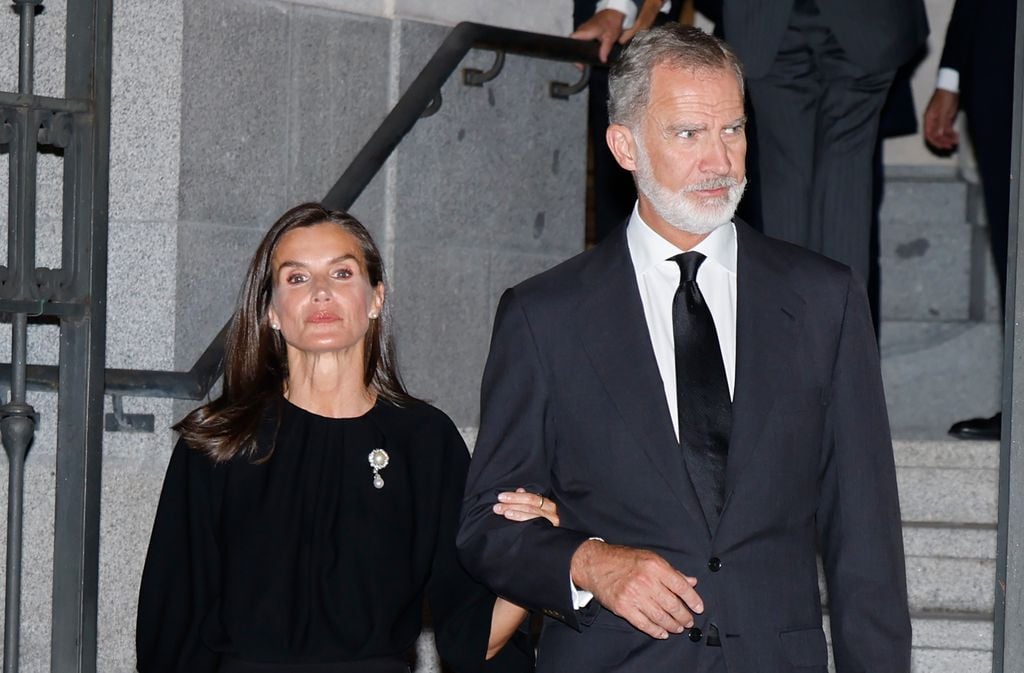 Plano medio del Rey Felipe VI y Reina Letizia en el funeral de Alejandro Fernandez de Araoz