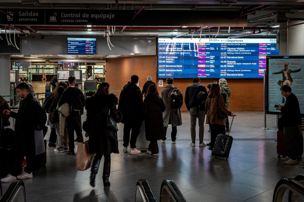 Cientos de trenes de Renfe, Iryo y Ouigo han sido cancelados tras el descarrilamiento, afectando a miles de viajeros